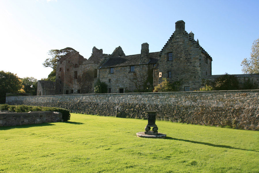 Aberdour Castle Castle in Aberdour (Fife), Fife Stravaiging around